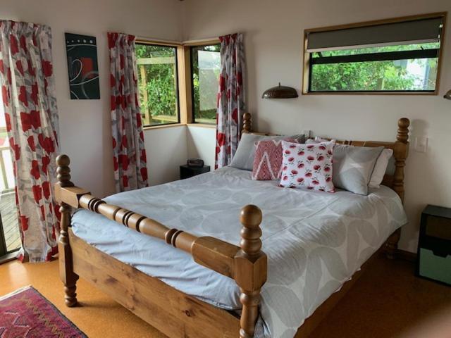 Treetop Hideaway - Taupo Holiday Home Экстерьер фото