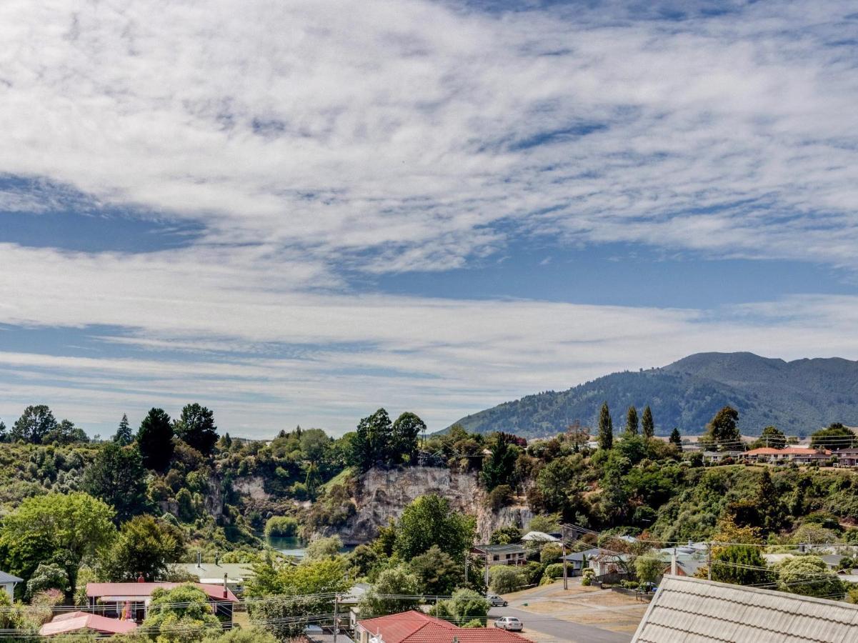 Treetop Hideaway - Taupo Holiday Home Экстерьер фото