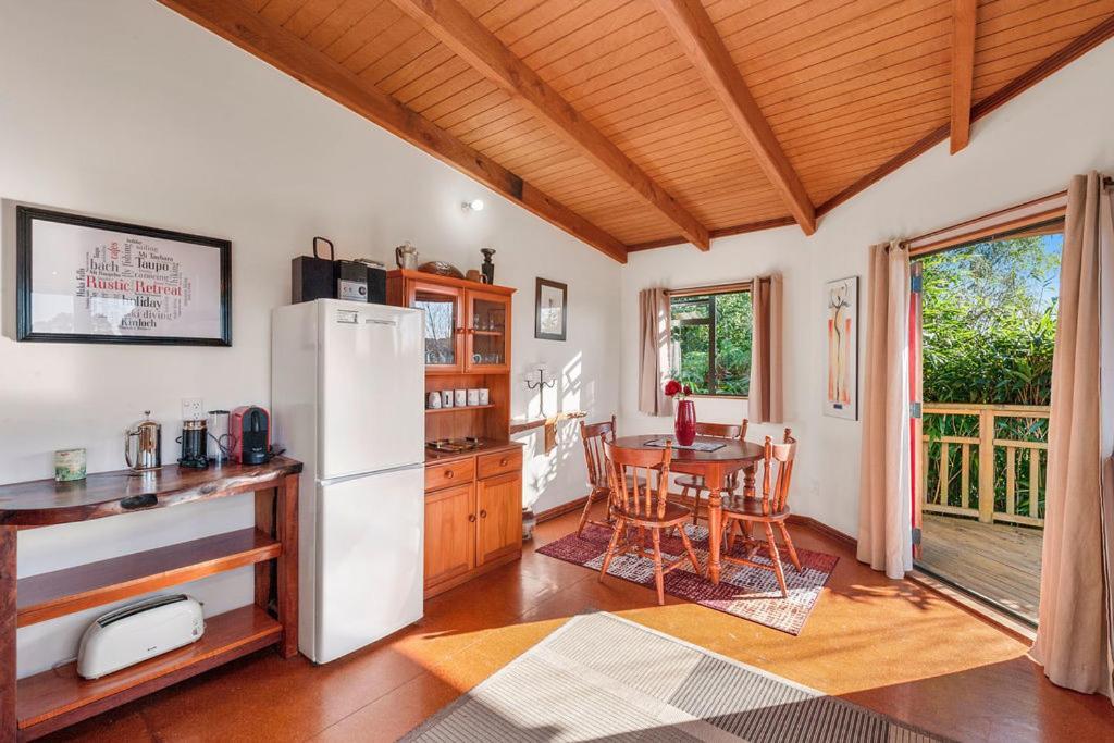 Treetop Hideaway - Taupo Holiday Home Экстерьер фото
