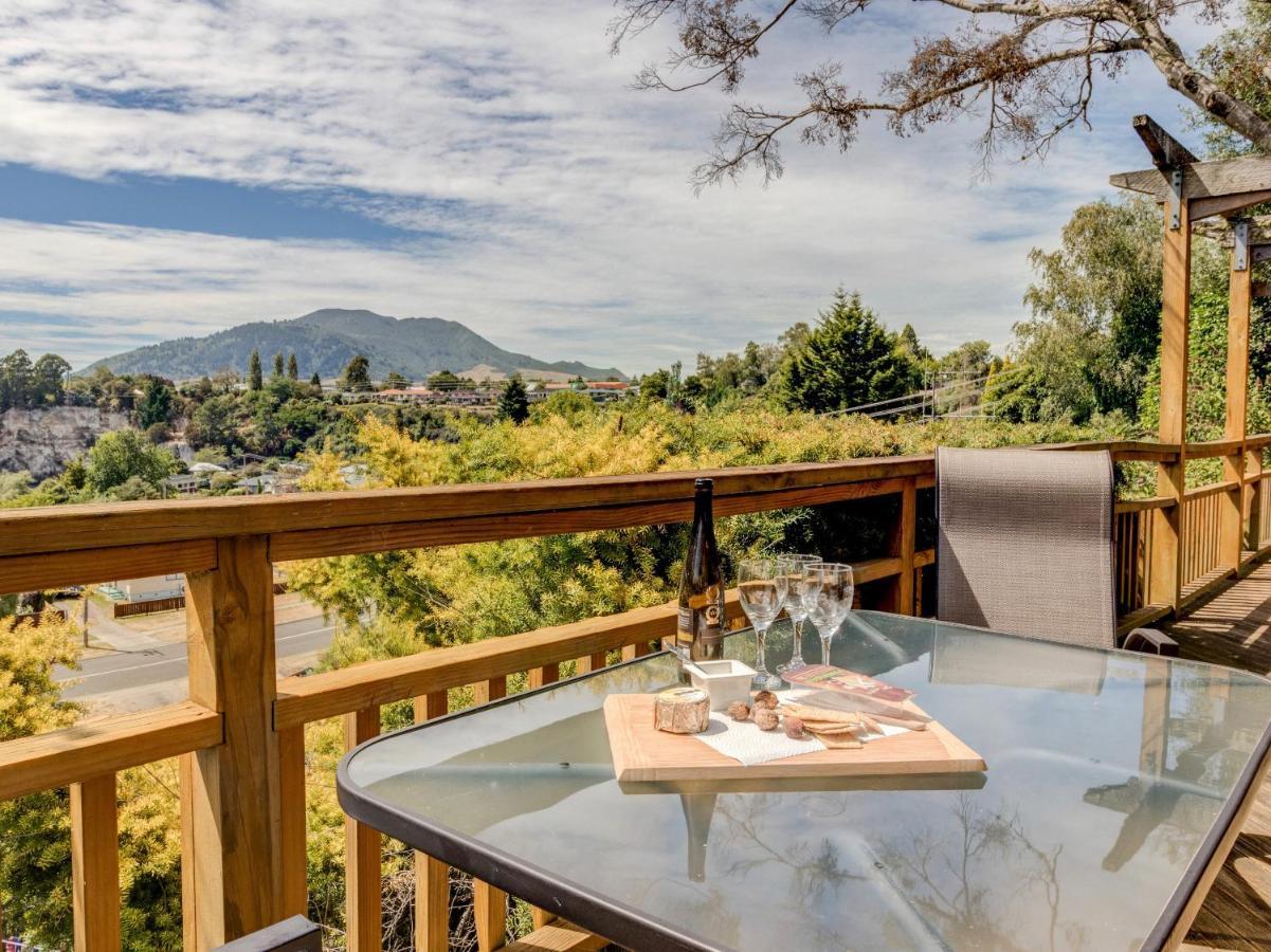 Treetop Hideaway - Taupo Holiday Home Экстерьер фото